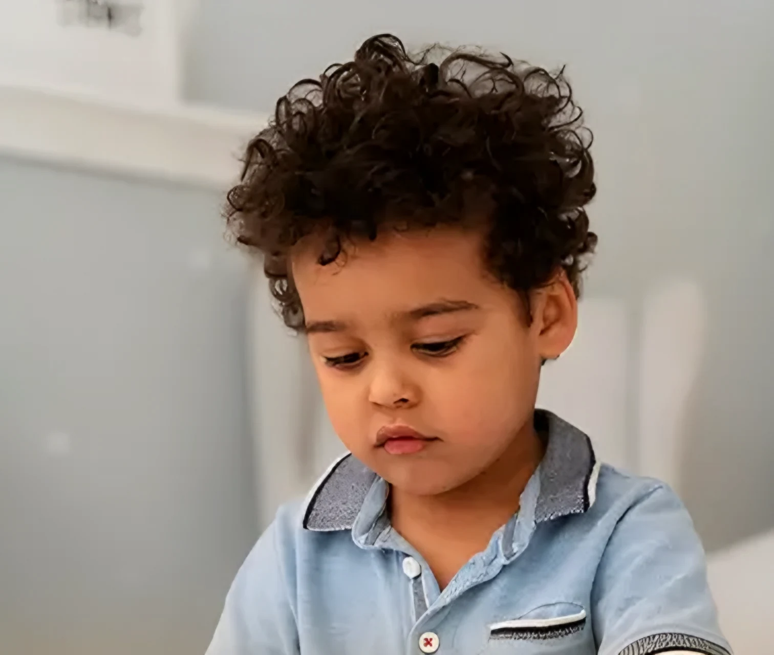 Criança brincando em uma mesa