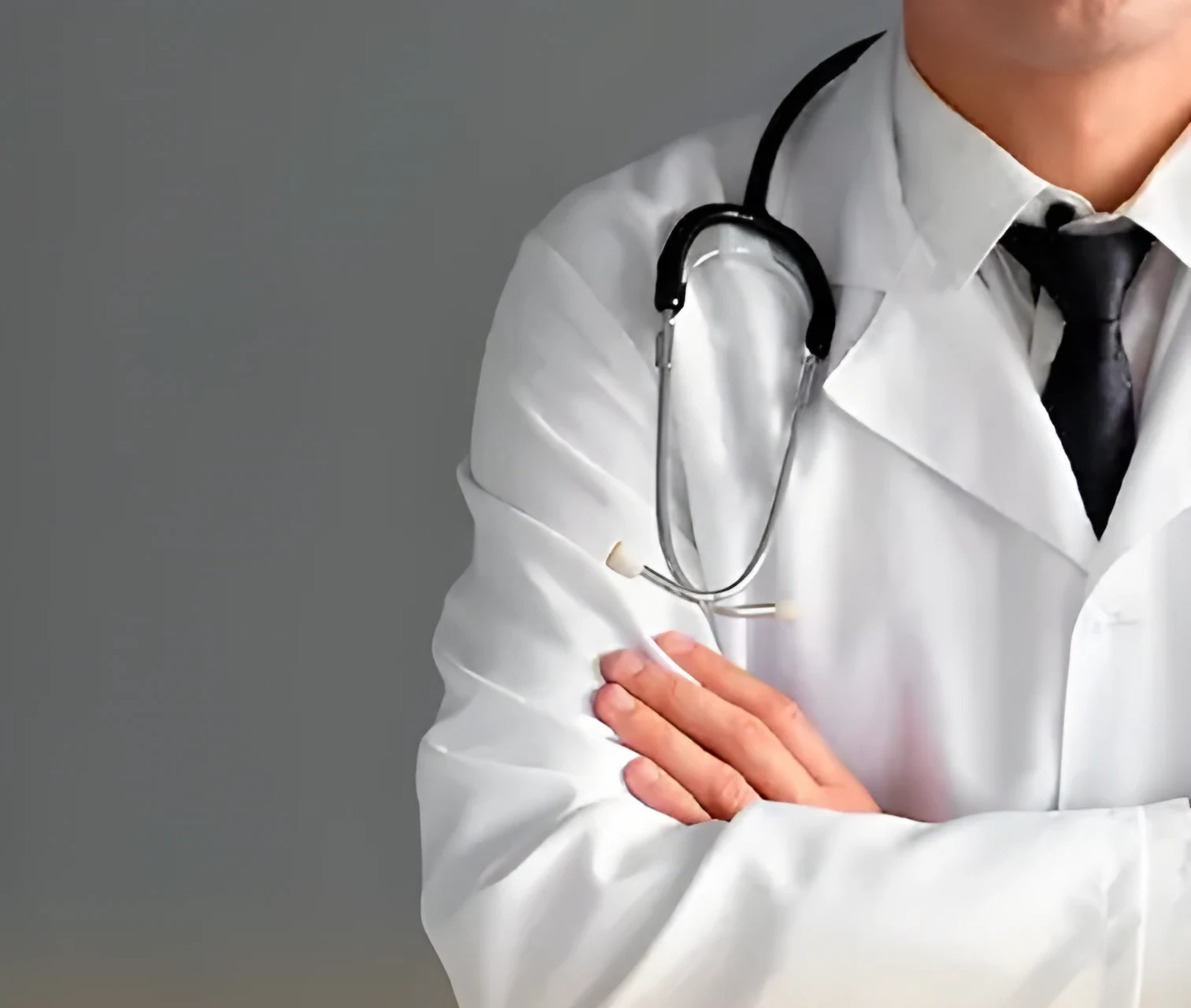 Médico de jaleco com estetoscópio